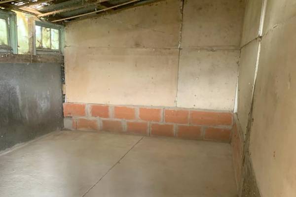 Débarras d'un hangar, pièce vide et mise au propre après